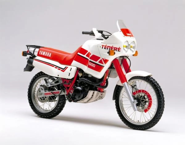 Moto trail Yamaha XT600Z Ténéré modèle 1988 type 3AJ coloris Dakar.