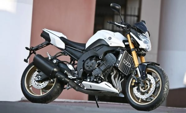 Roadster Yamaha FZ8 blanc avec moteur 4 cylindres et cadre Deltabox en aluminium.