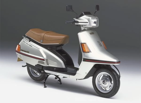 Scooter Yamaha Cygnus XC180 modèle 1982 coloris vintage de profil.