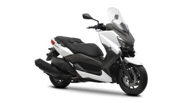 Scooter Yamaha X-MAX 400 millésime 2013 en coloris noir de profil.