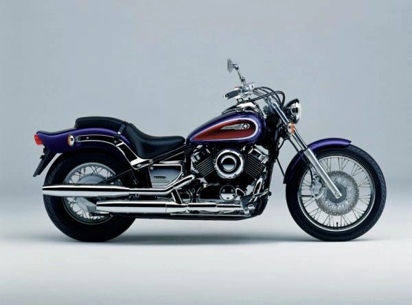 Moto custom Yamaha XVS 650 Drag Star coloris noir et chrome de face