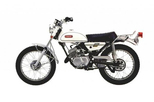 Moto Yamaha AT-1 de 1969 de couleur blanche en version trail classique